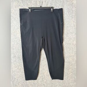 Spanx Woman Plus Size 3X Black molding capri‎ lightweight Leggings.